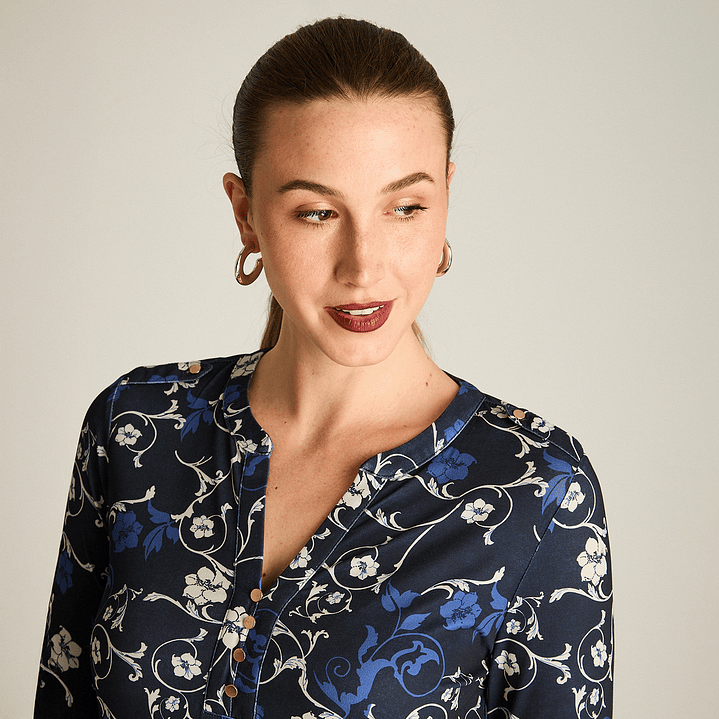 Polera Azul Estampada Manga Larga con Escote Mao. 108506 2