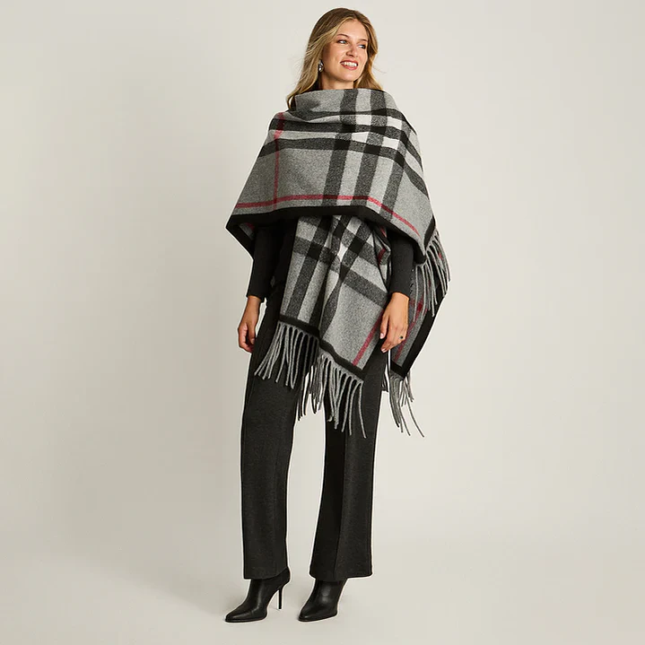 Poncho Gris con Estampado Cuadrille y Flecos en Tejido 1