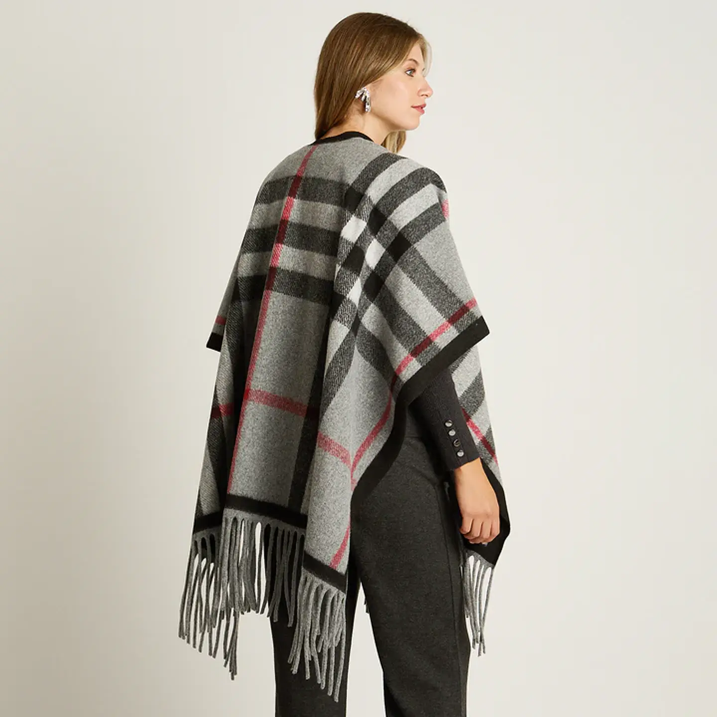 Poncho Gris Con Estampado Cuadrille Y Flecos En Tejido 2