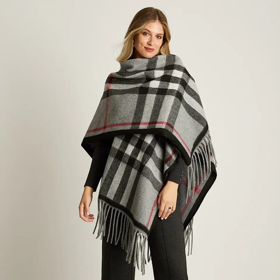 Poncho Gris Con Estampado Cuadrille Y Flecos En Tejido 3