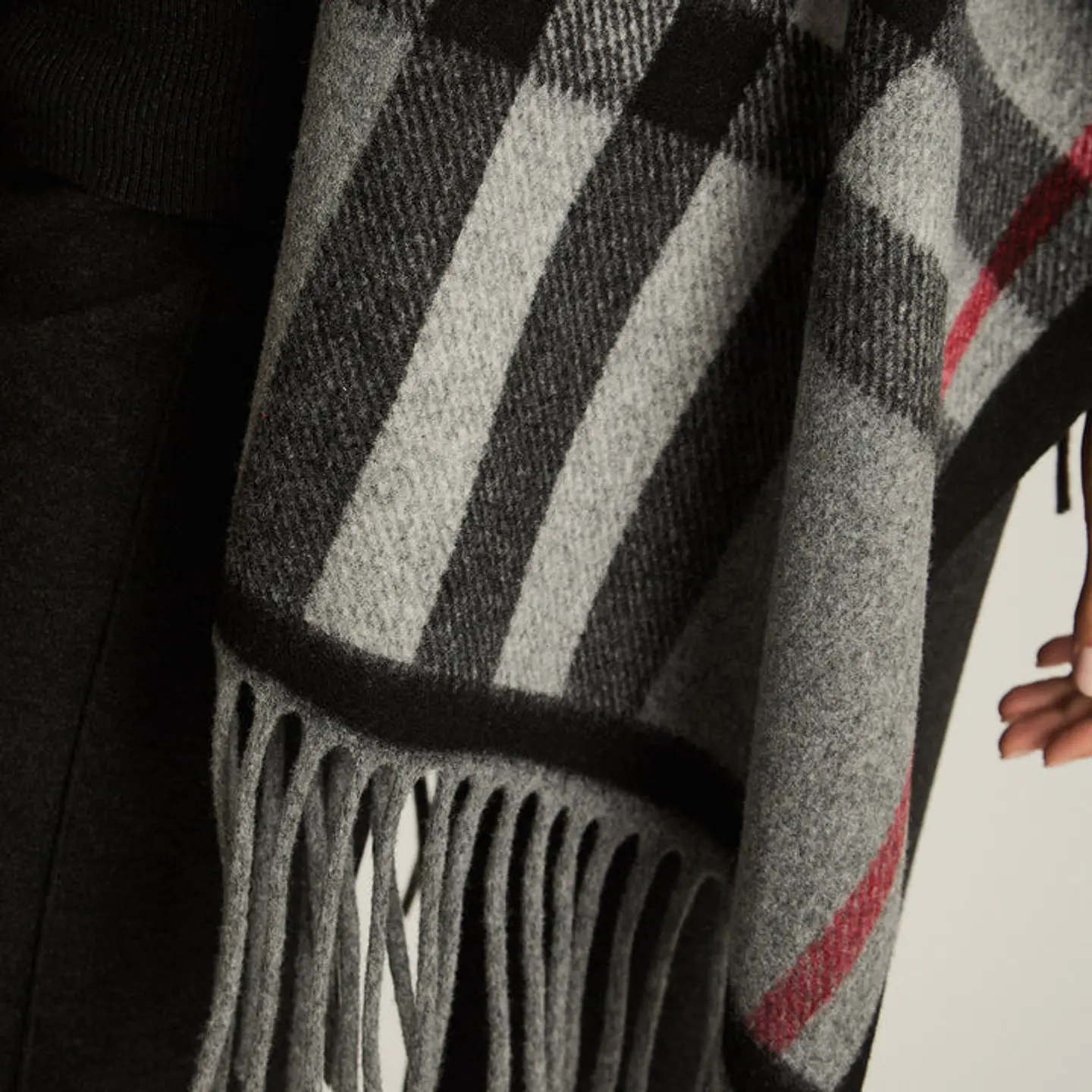 Poncho Gris Con Estampado Cuadrille Y Flecos En Tejido 4