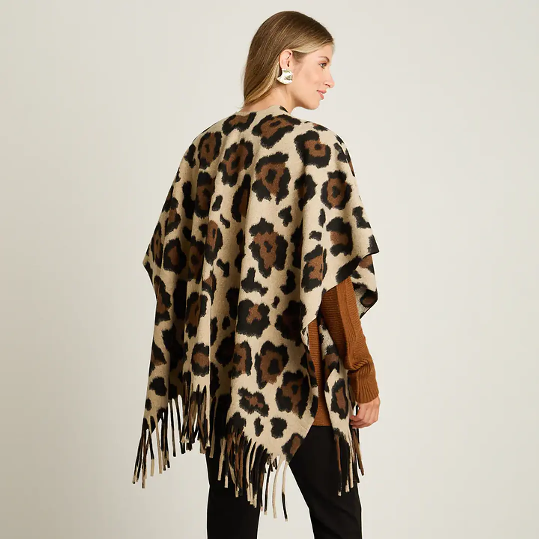 Poncho Café con Estampado Animal Print y Flecos en Tejido 2