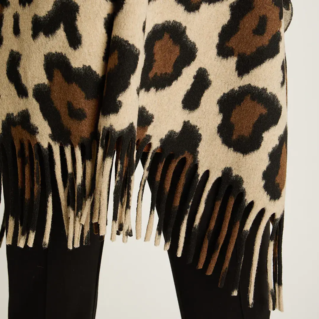 Poncho Café con Estampado Animal Print y Flecos en Tejido 4