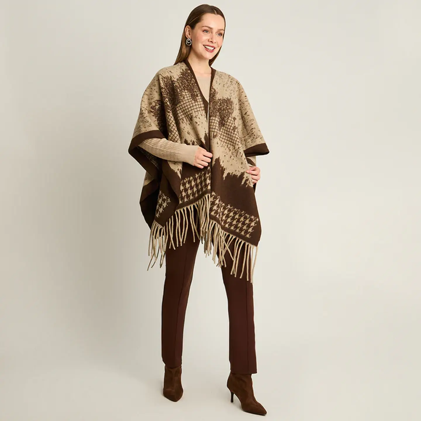 Poncho Café Con Estampado Degradé Y Flecos En Tejido 1