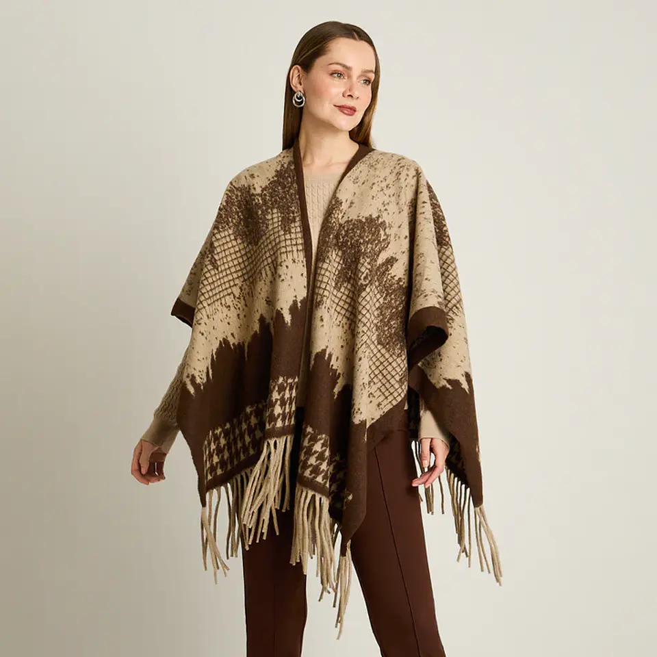 Poncho Café Con Estampado Degradé Y Flecos En Tejido 2