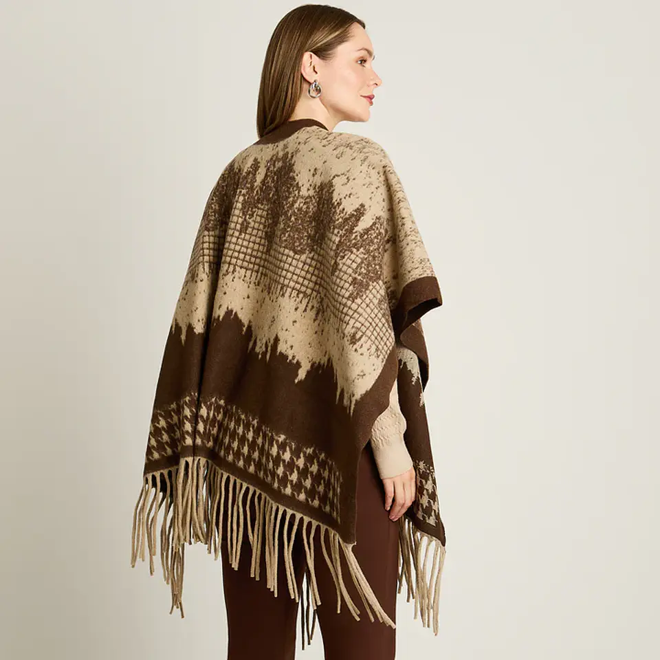 Poncho Café Con Estampado Degradé Y Flecos En Tejido 3