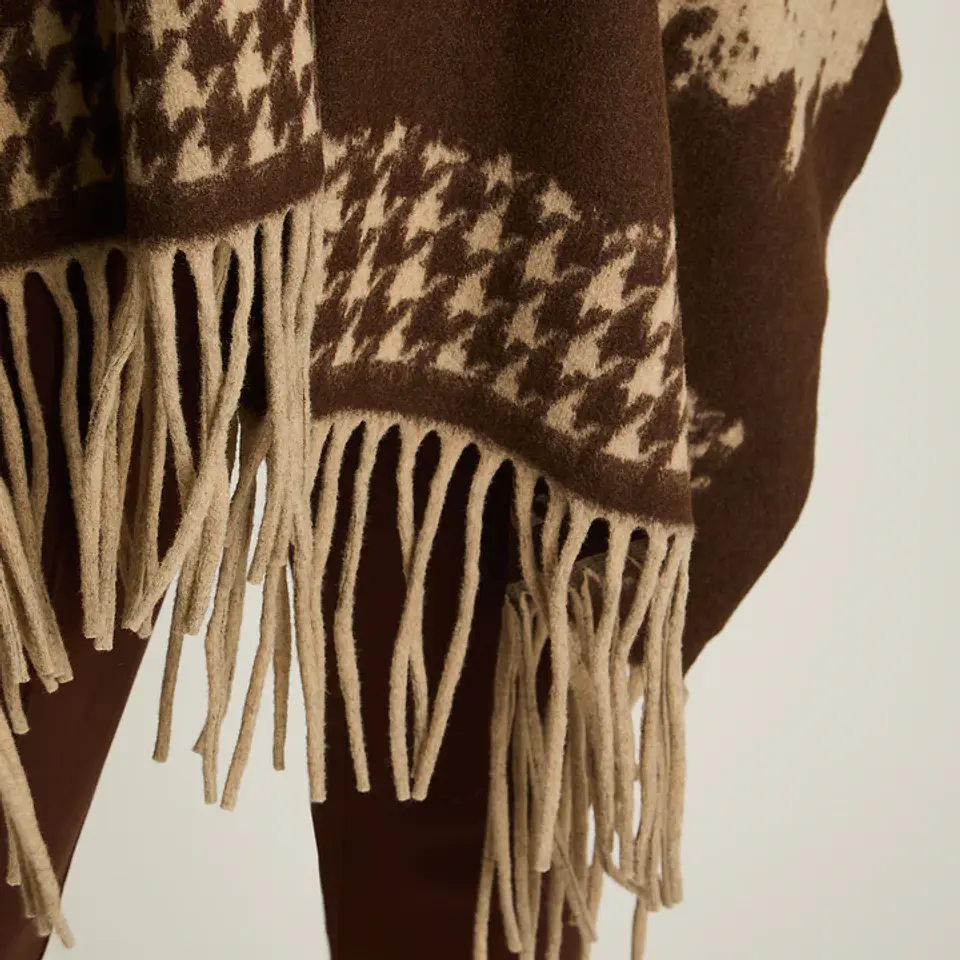 Poncho Café Con Estampado Degradé Y Flecos En Tejido 4
