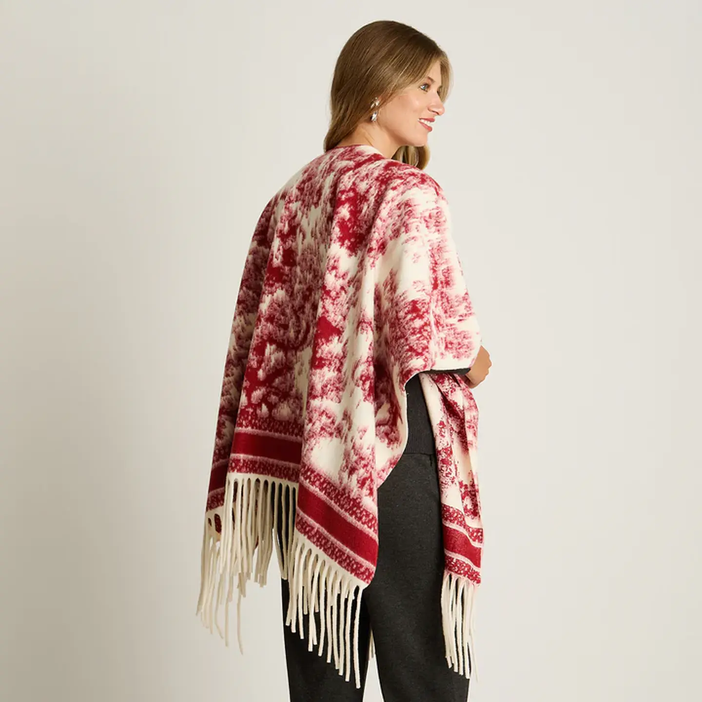 Poncho Rojo Con Estampado Abstracto Y Flecos En Tejido 2
