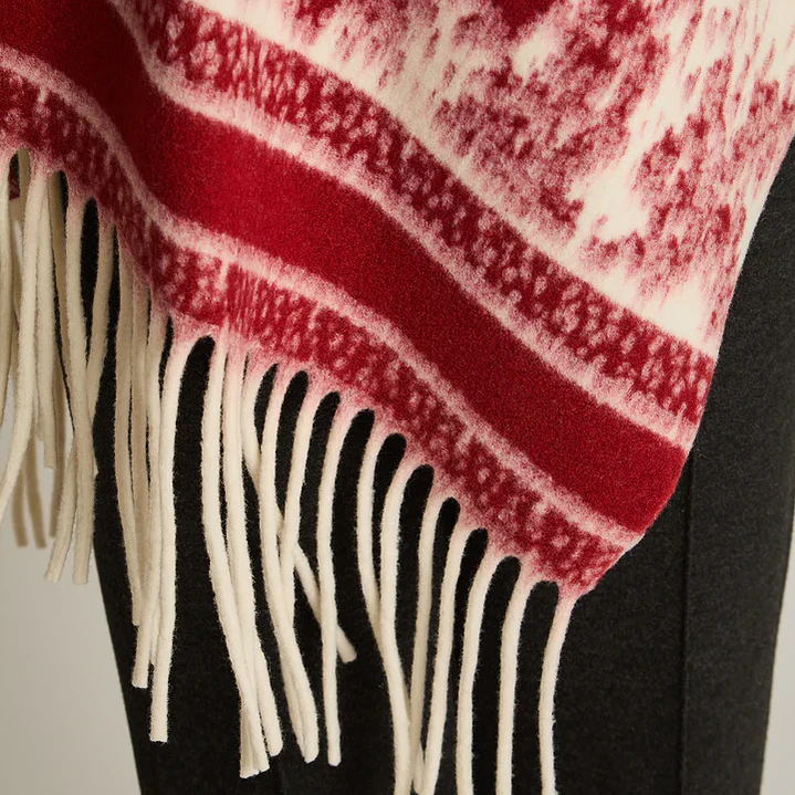 Poncho Rojo con Estampado Abstracto y Flecos en Tejido 4