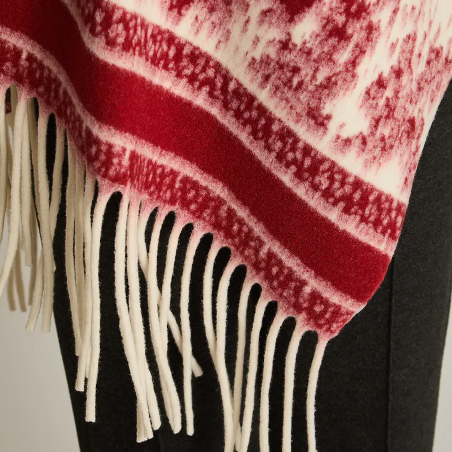 Poncho Rojo Con Estampado Abstracto Y Flecos En Tejido 4