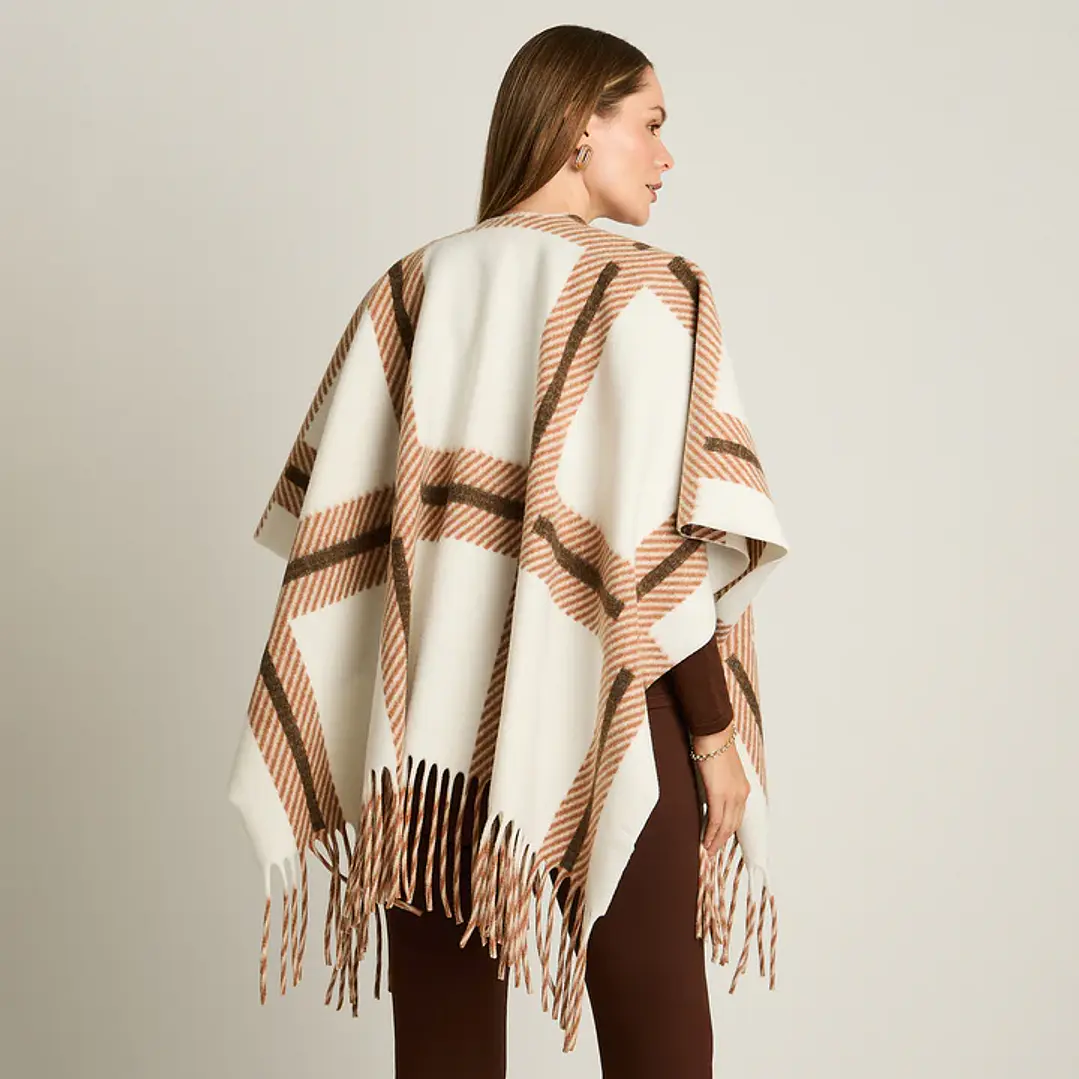 Poncho Beige con Estampado Geométrico y Flecos en Tejido 3