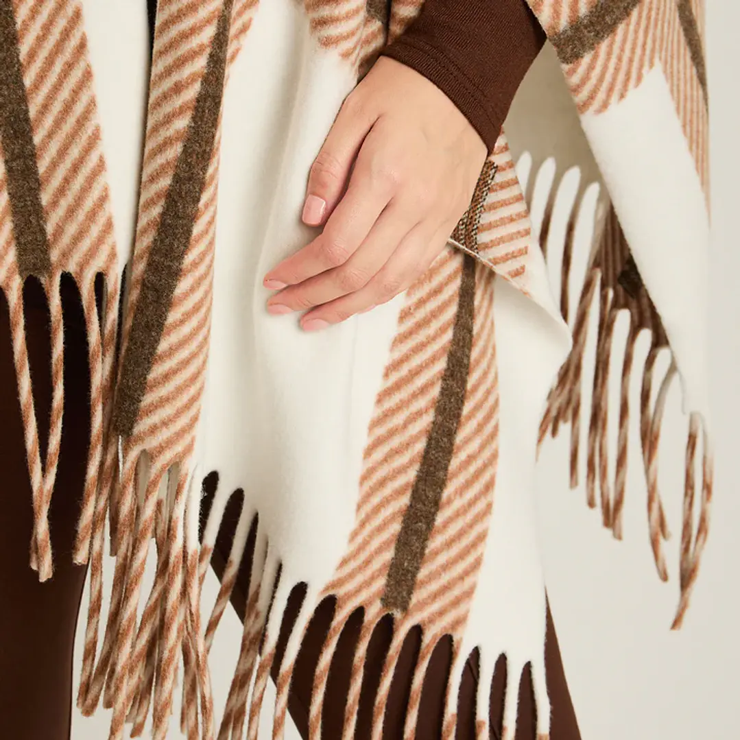 Poncho Beige con Estampado Geométrico y Flecos en Tejido 4