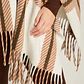 Poncho Beige con Estampado Geométrico y Flecos en Tejido - Miniatura 4