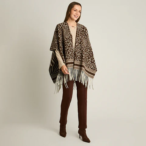 Poncho Café con Estampado Animal Print Mixto y Flecos en Tejido