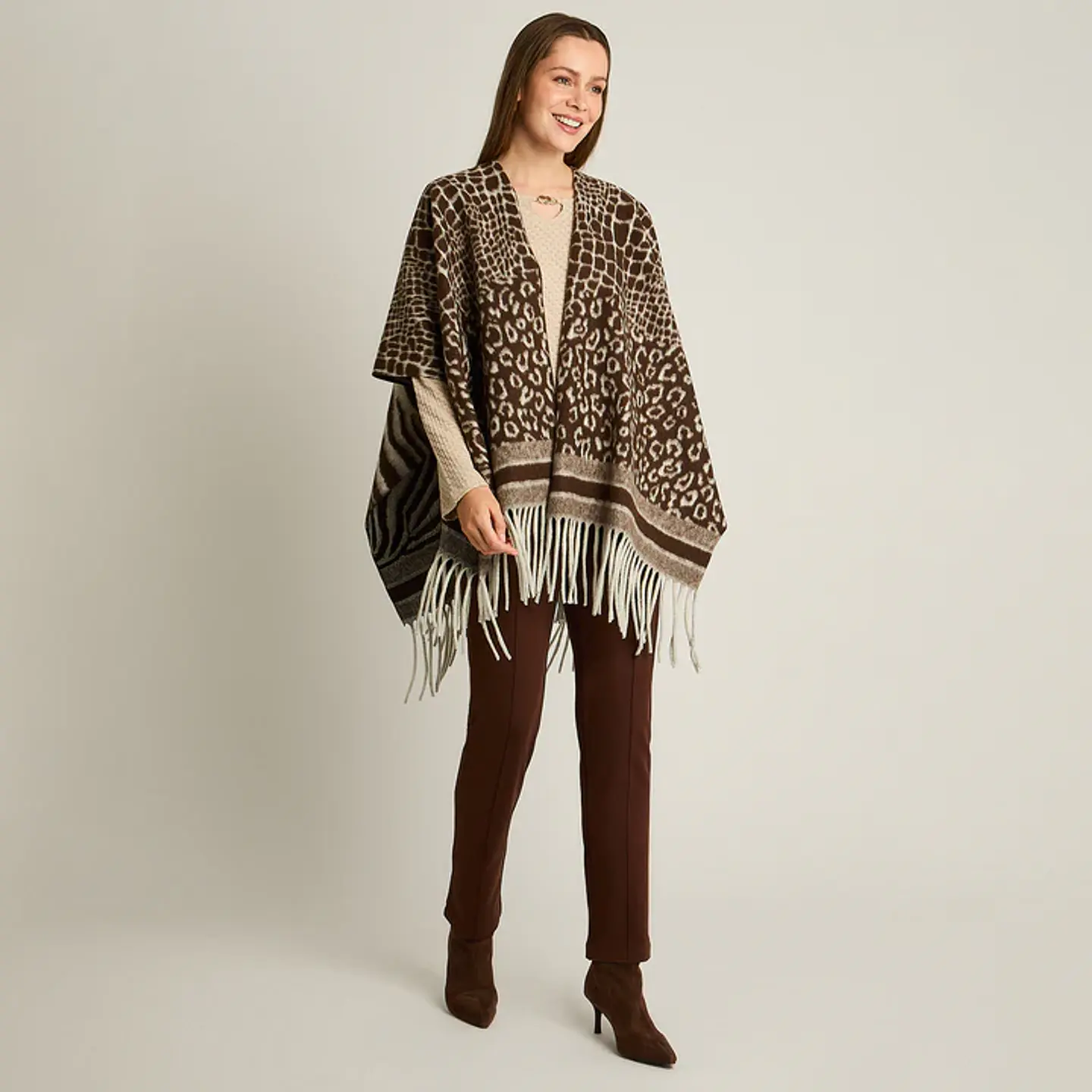 Poncho Café Con Estampado Animal Print Mixto Y Flecos En Tejido 1