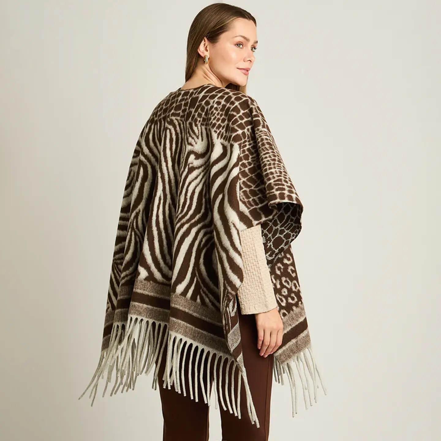 Poncho Café Con Estampado Animal Print Mixto Y Flecos En Tejido 2
