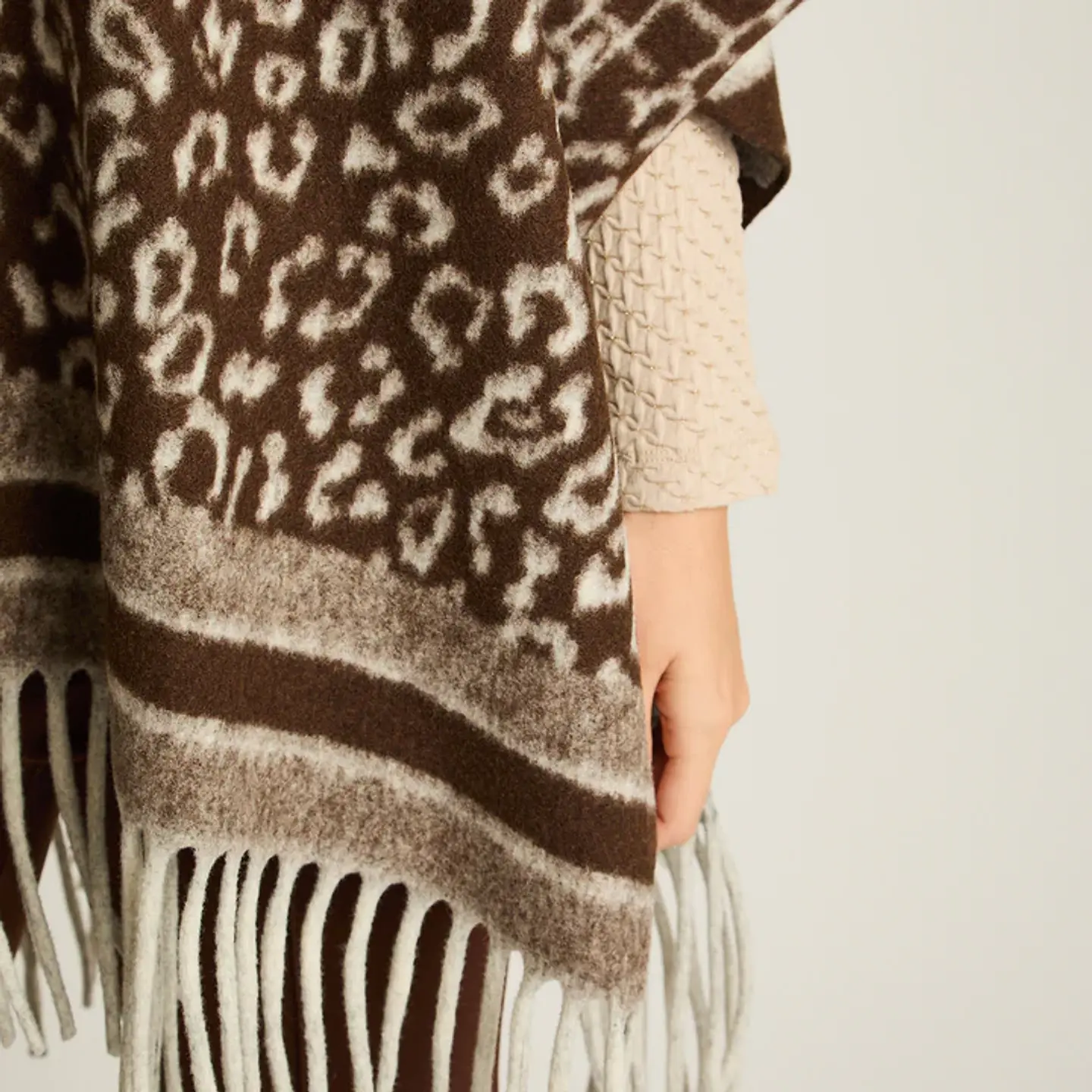 Poncho Café Con Estampado Animal Print Mixto Y Flecos En Tejido 3