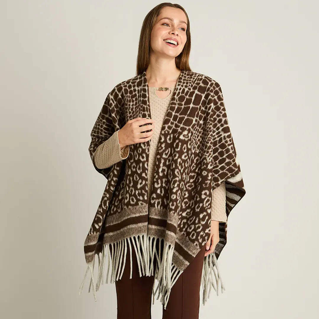 Poncho Café con Estampado Animal Print Mixto y Flecos en Tejido 4