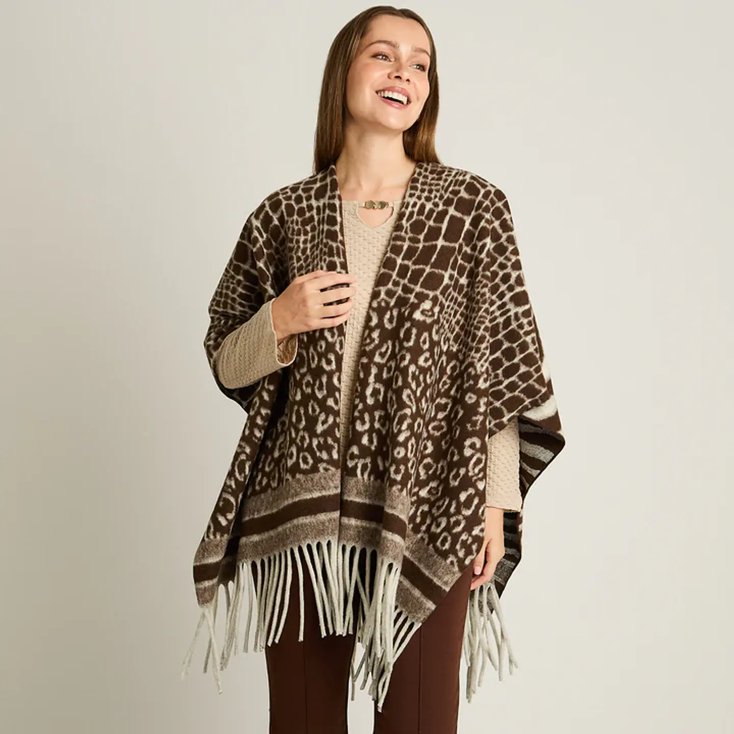Poncho Café Con Estampado Animal Print Mixto Y Flecos En Tejido 4