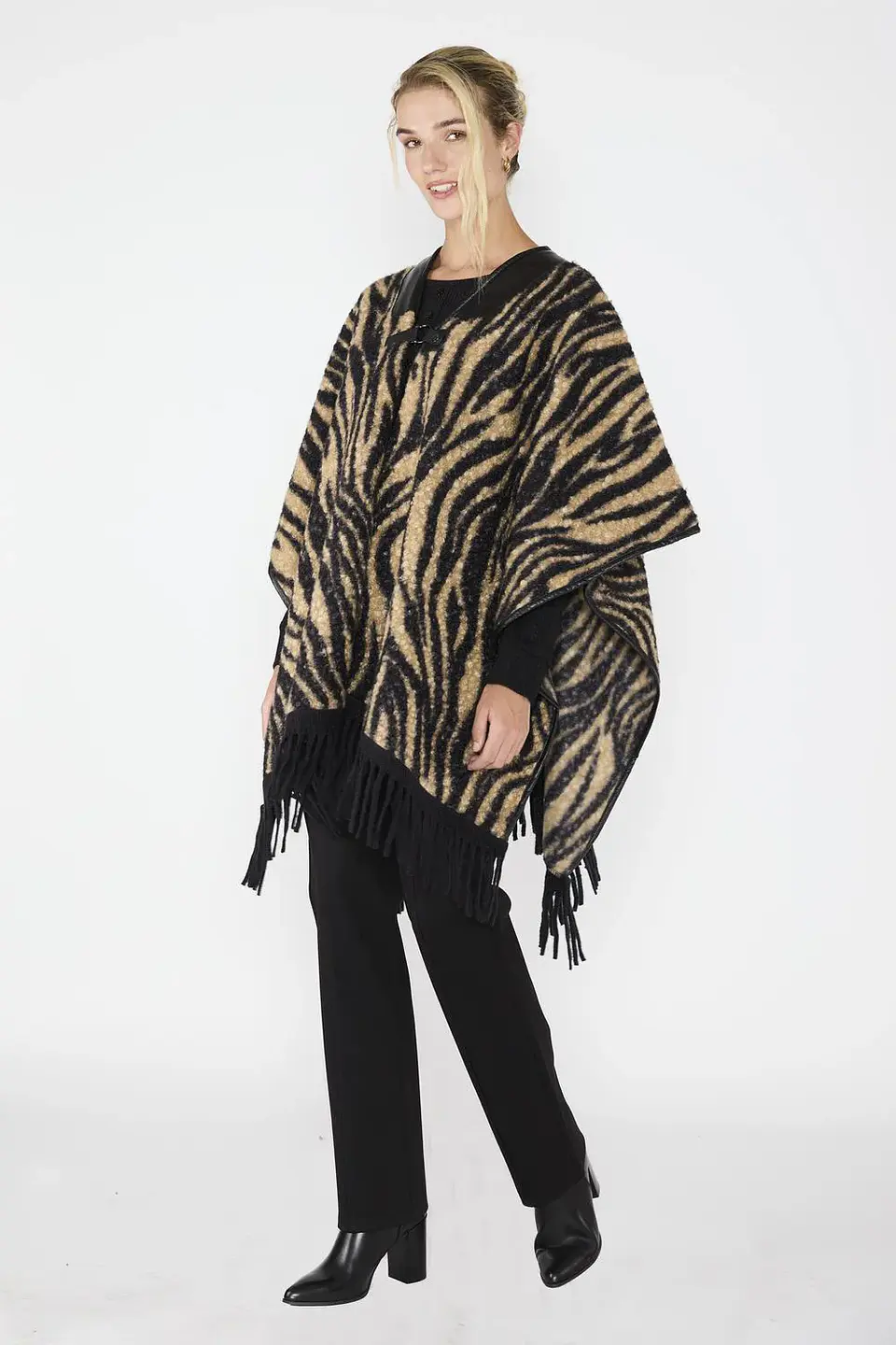 Ruana Jazmin Negro Eclipse Woman 3