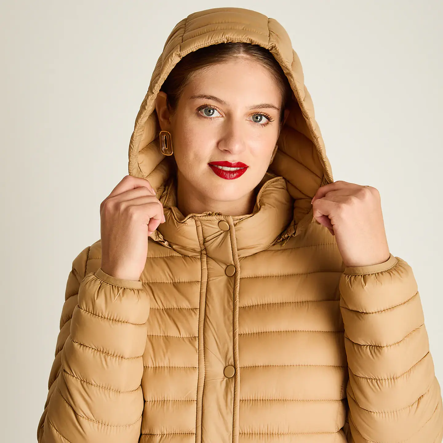 Parka Larga Camel con Diseño Quilted y Gorro Desmontable Weekend 4