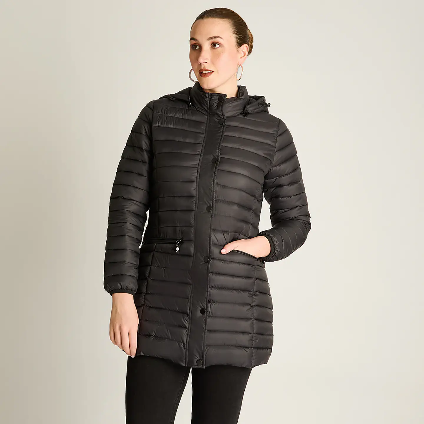 Parka Larga Negra con Diseño Quilted y Gorro Desmontable Weekend 1