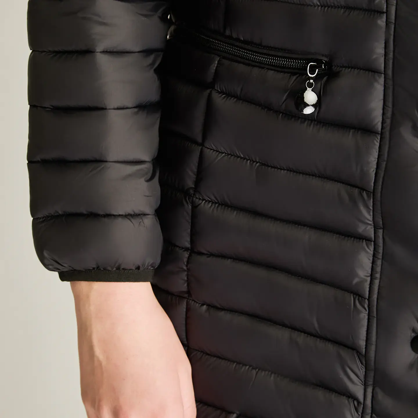 Parka Larga Negra con Diseño Quilted y Gorro Desmontable Weekend 4