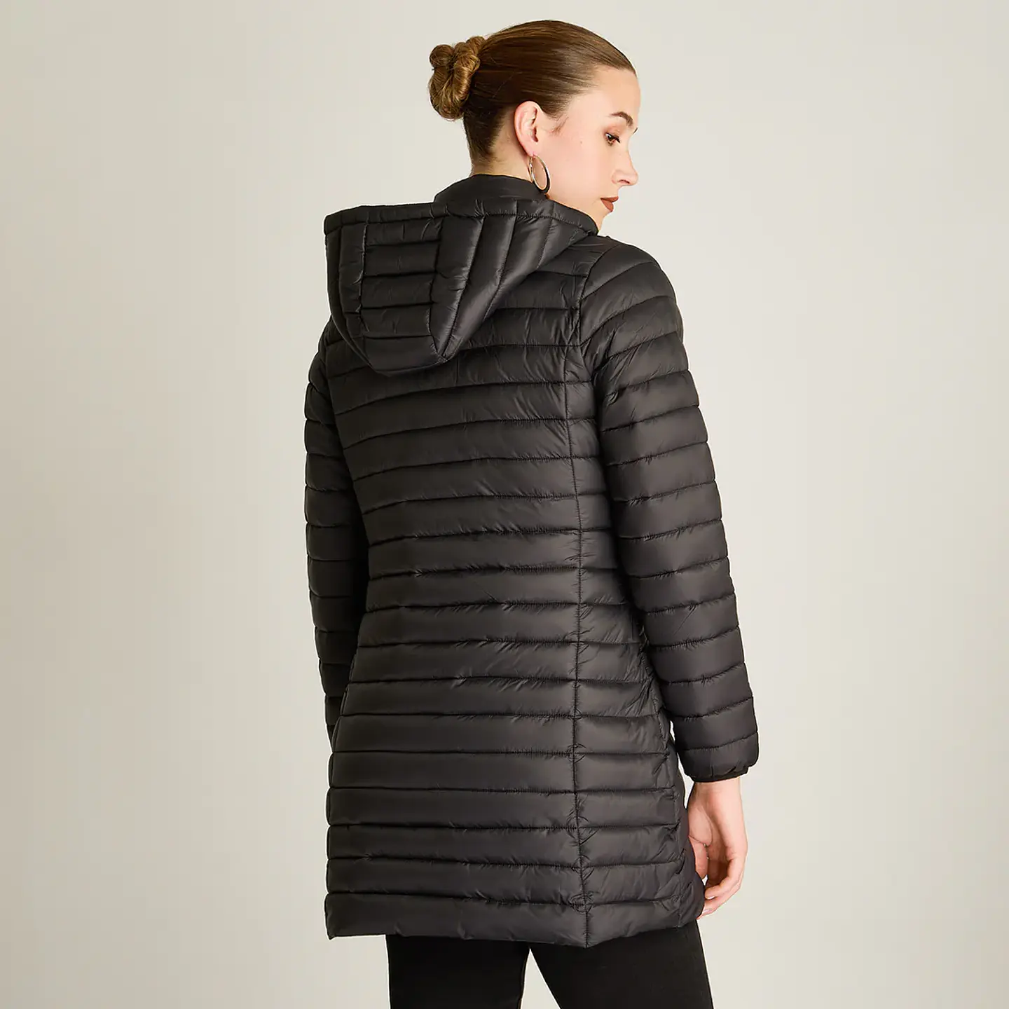 Parka Larga Negra con Diseño Quilted y Gorro Desmontable Weekend 2