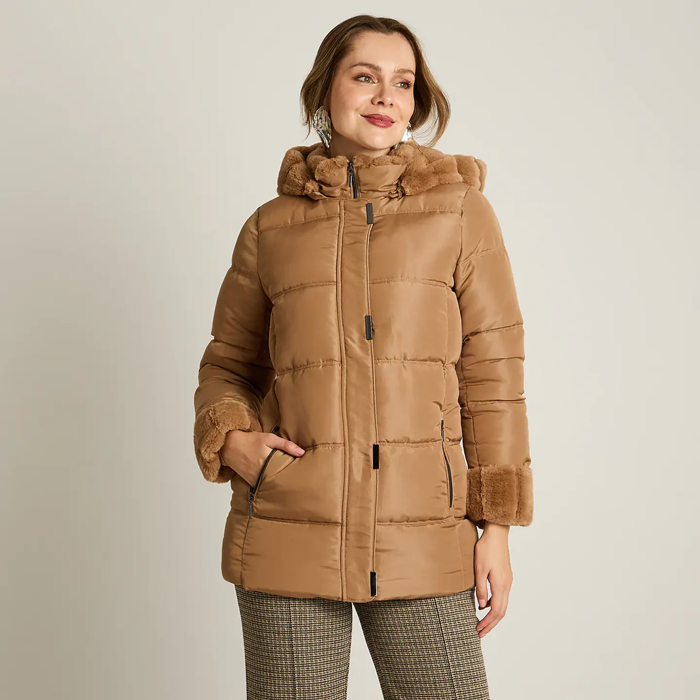 Parka Larga Camel con Gorro Peludo y Detalles de Peluche Lorenzo di Pontti 4