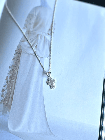 Cadena religiosa con cruz con circones de plata