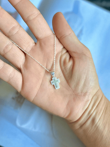 Cadena religiosa con cruz con circones de plata