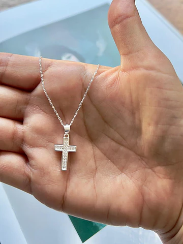 Cadena religiosa con cruz con circones de plata