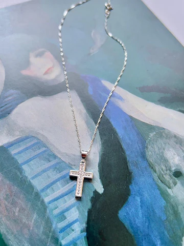 Cadena religiosa con cruz con circones de plata