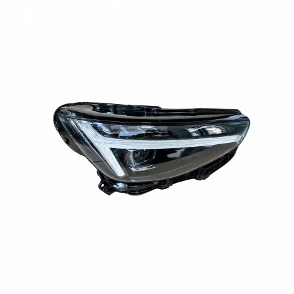 volvo XC40 año 2023 óptico derecho  1