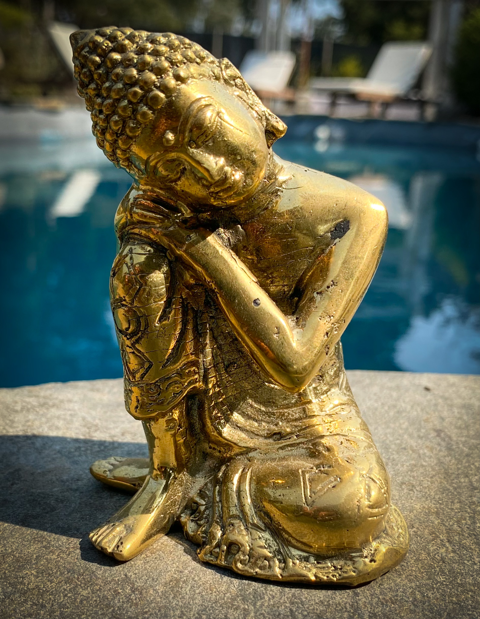 Buda Holding Knee