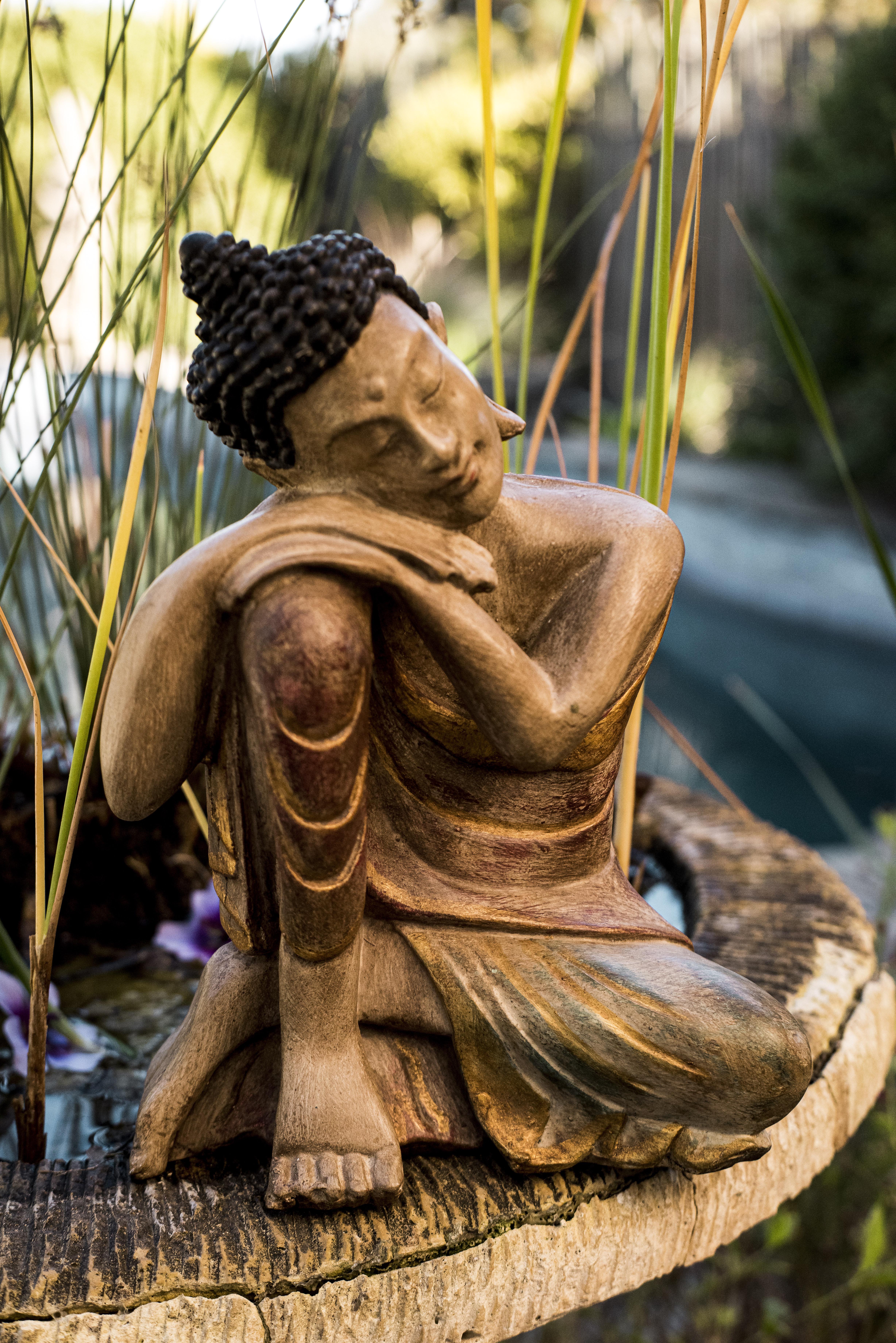 Buda Holding knee