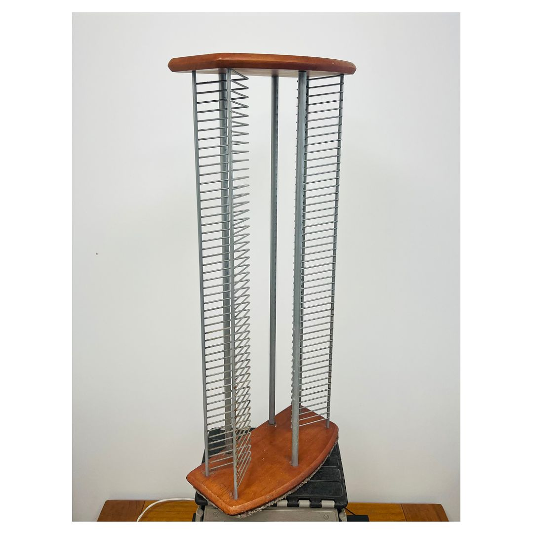 PORTA CD BASE MADERA Y METAL 100 CDs USADO  2