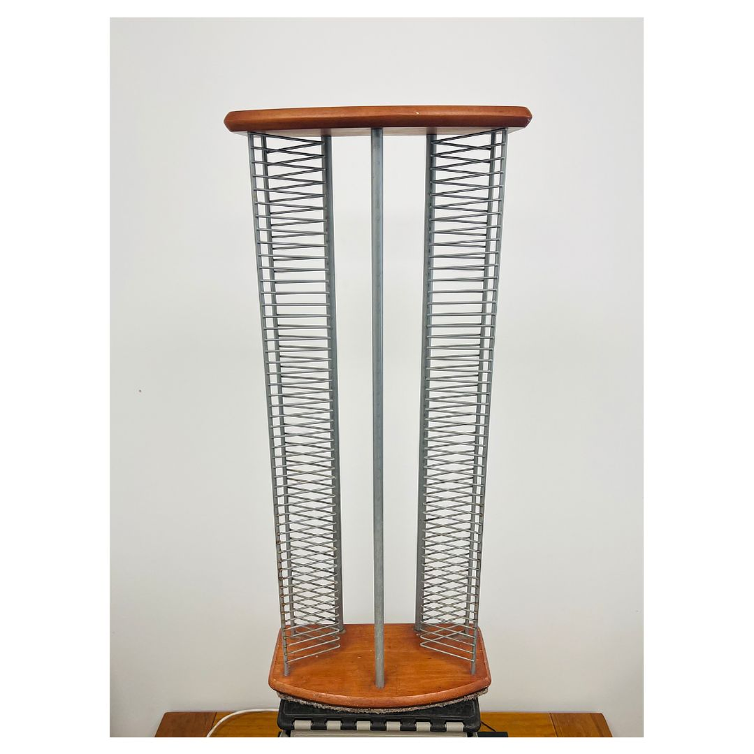 PORTA CD BASE MADERA Y METAL 100 CDs USADO  1