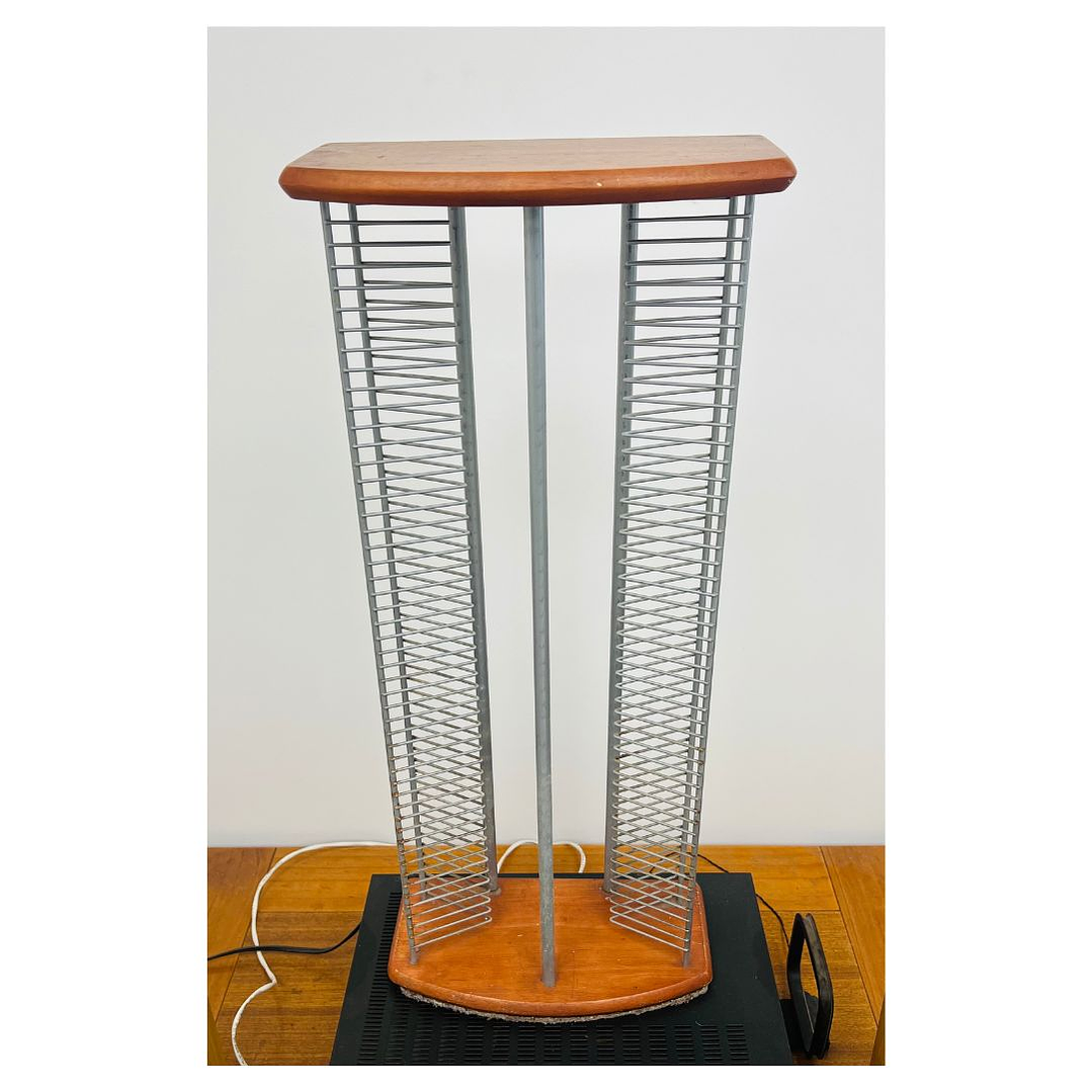 PORTA CD BASE MADERA Y METAL 100 CDs USADO  4