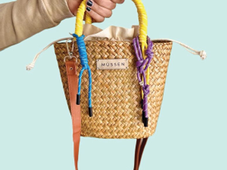 Confirmado! Bolso de rafia es el imperdible de esta temporada