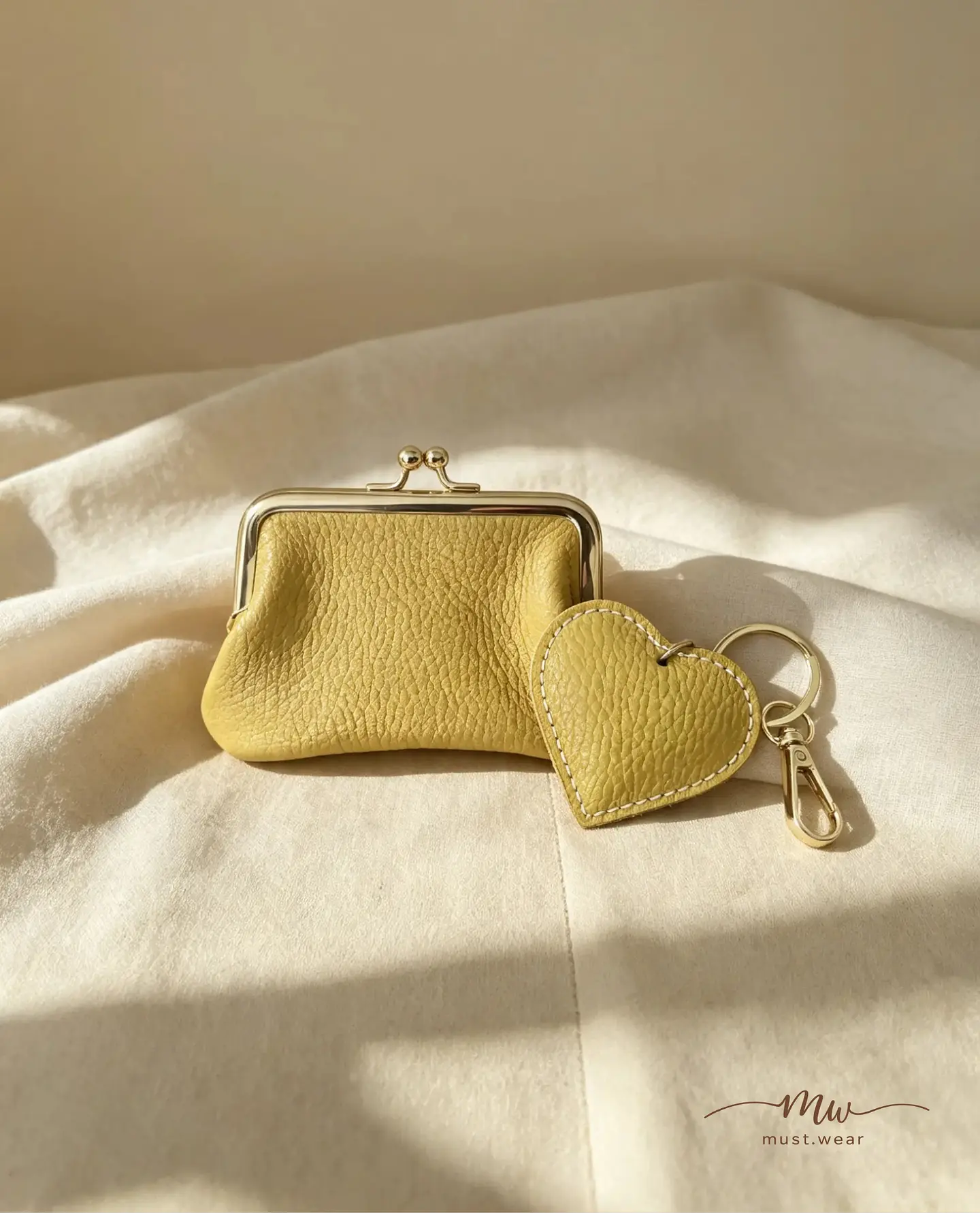 Conjunto porta-moedas e porta-chaves coração em couro mostarda 1