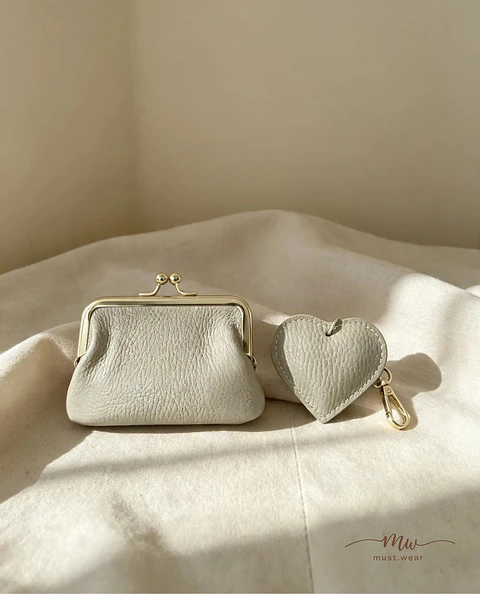 Conjunto porta-moedas e porta-chaves coração em couro taupe 