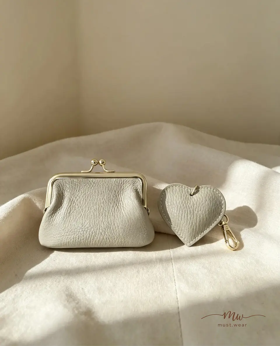 Conjunto porta-moedas e porta-chaves coração em couro taupe  1