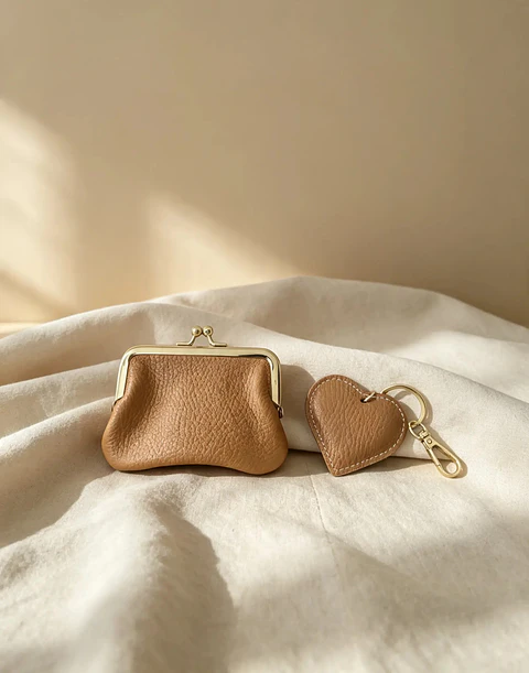 Conjunto porta-moedas e porta-chaves coração em couro camel