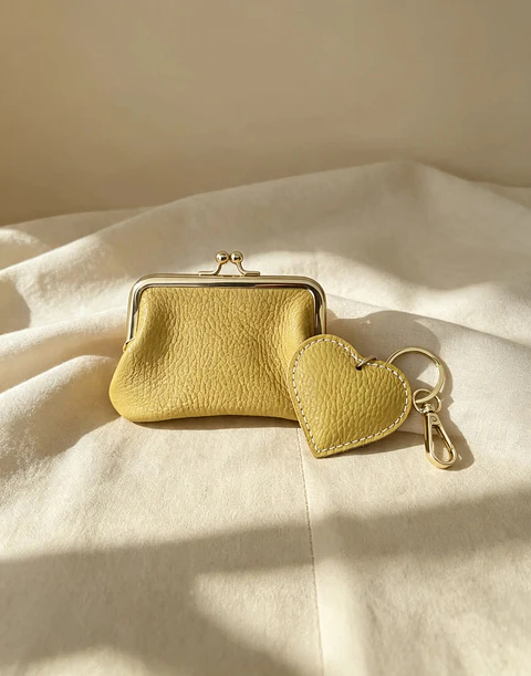 Conjunto porta-moedas e porta-chaves coração em couro mostarda