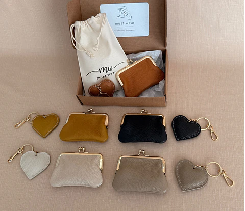 Conjunto porta-moedas e porta-chaves coração em couro