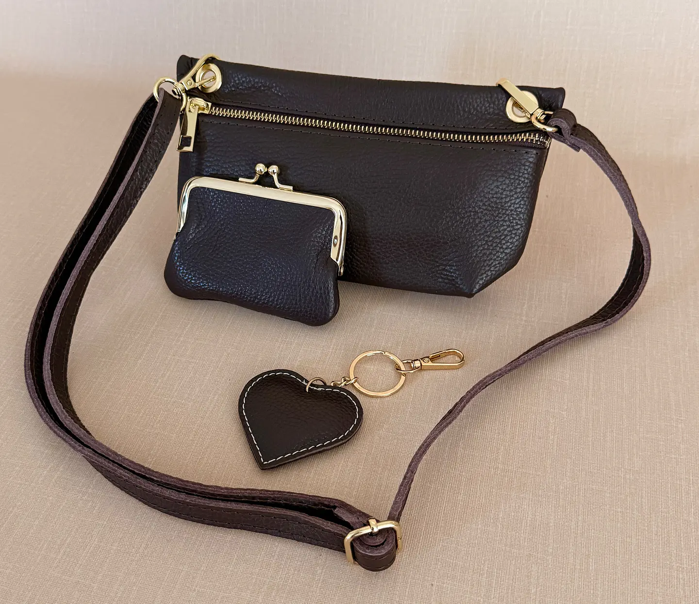 Conjunto Mini Mala + Porta-moedas + Porta-chaves em Couro Genuíno Chocolate  1