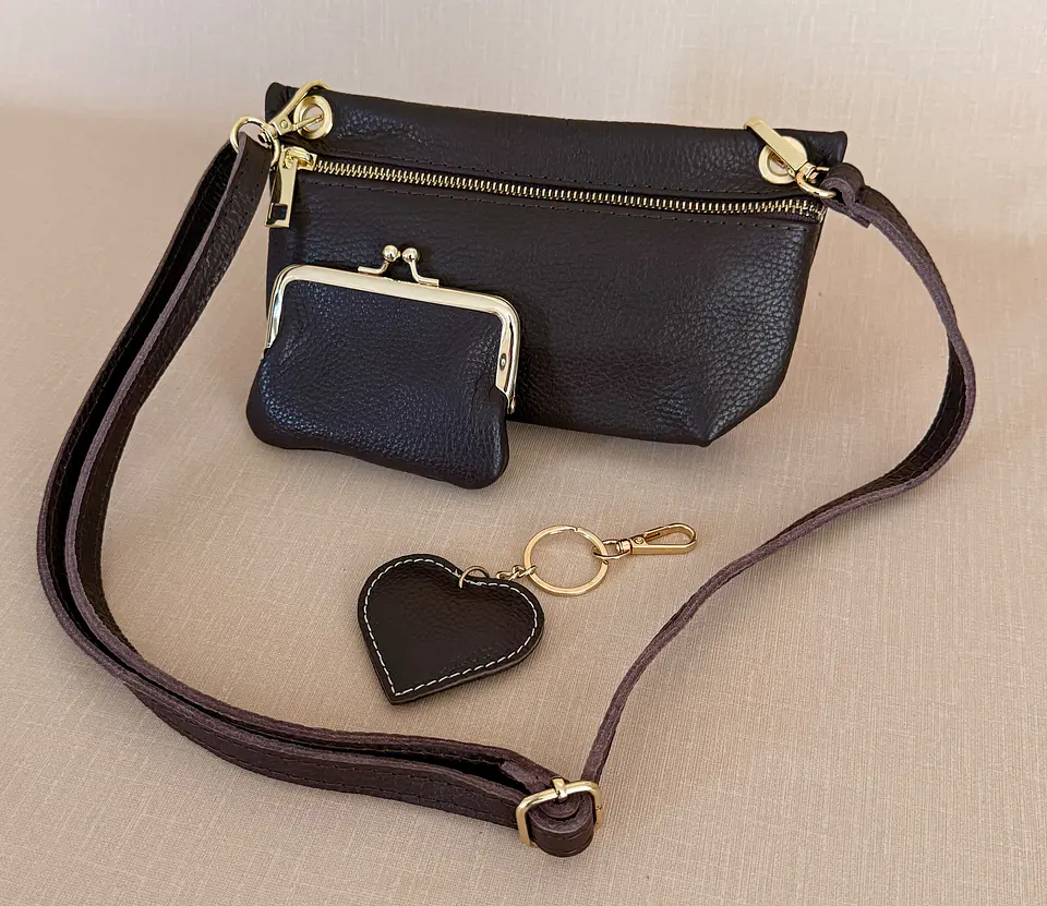 Conjunto Mini Mala + Porta-moedas + Porta-chaves em Couro Genuíno Chocolate  1