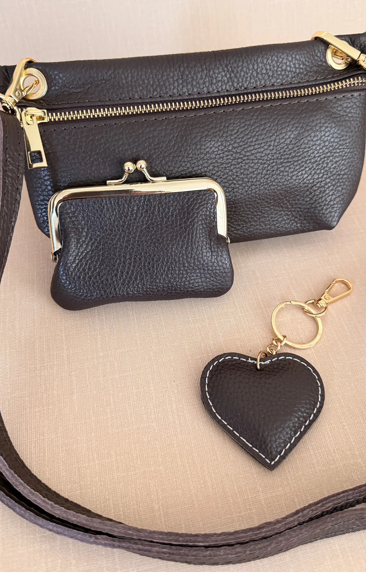 Conjunto Mini Mala + Porta-moedas + Porta-chaves em Couro Genuíno Chocolate  2