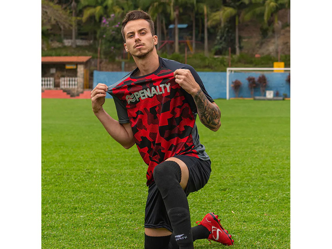 Polera Penalty Camuflaje Negro Rojo 2